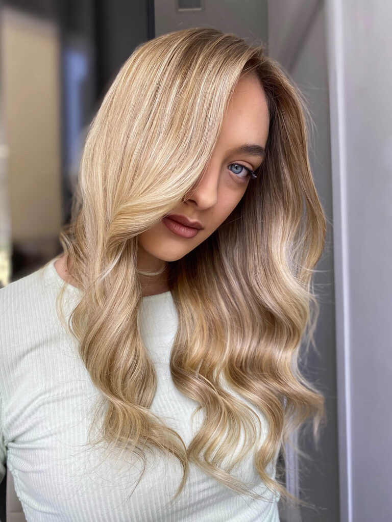 Ragazza con capelli colorati con la Tecnica Starlight Degradè Color 7